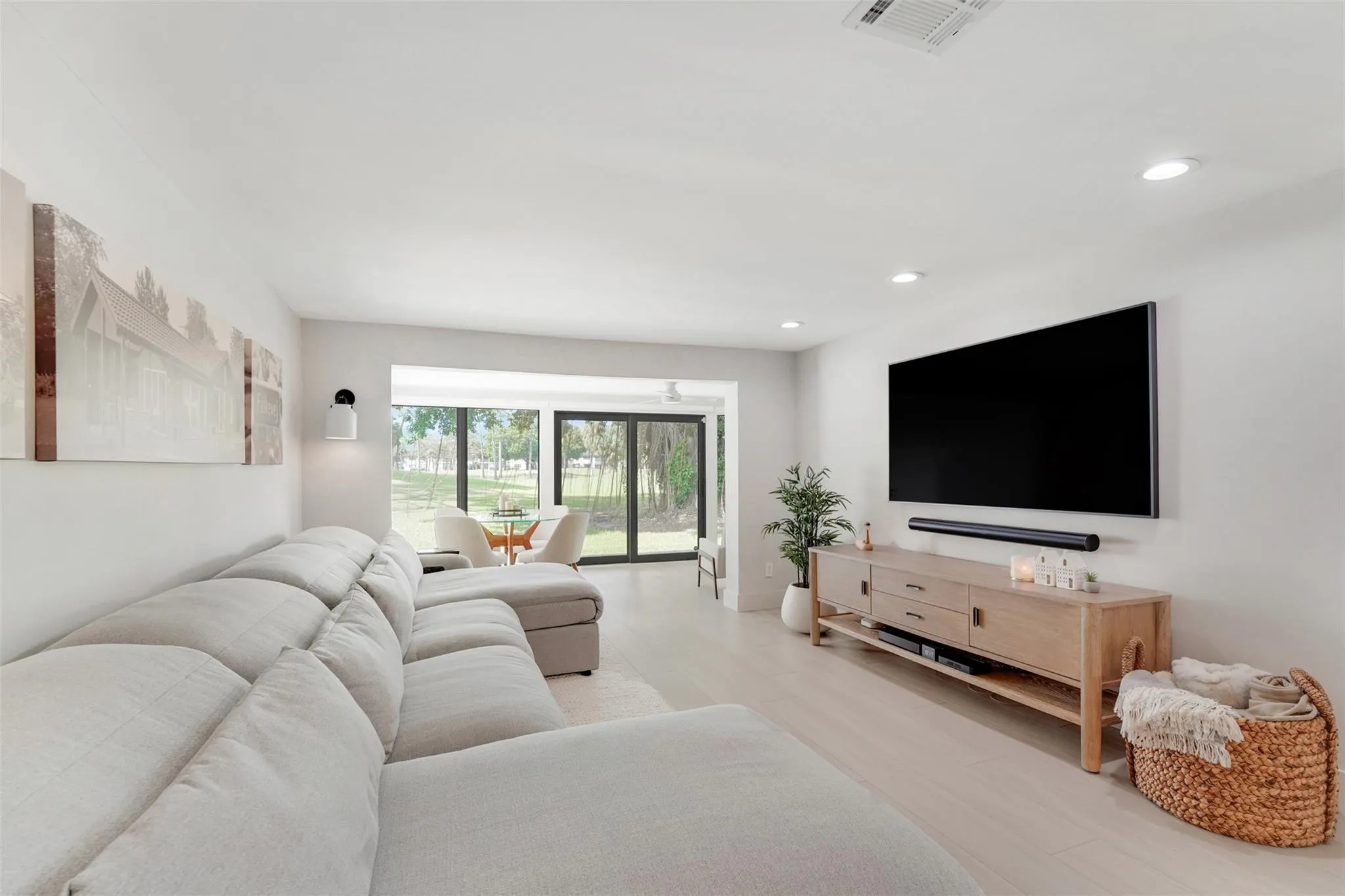 8569 Casa Del Lago