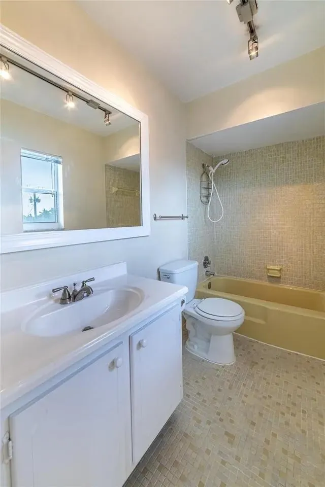 2424 NE 9th St, #310