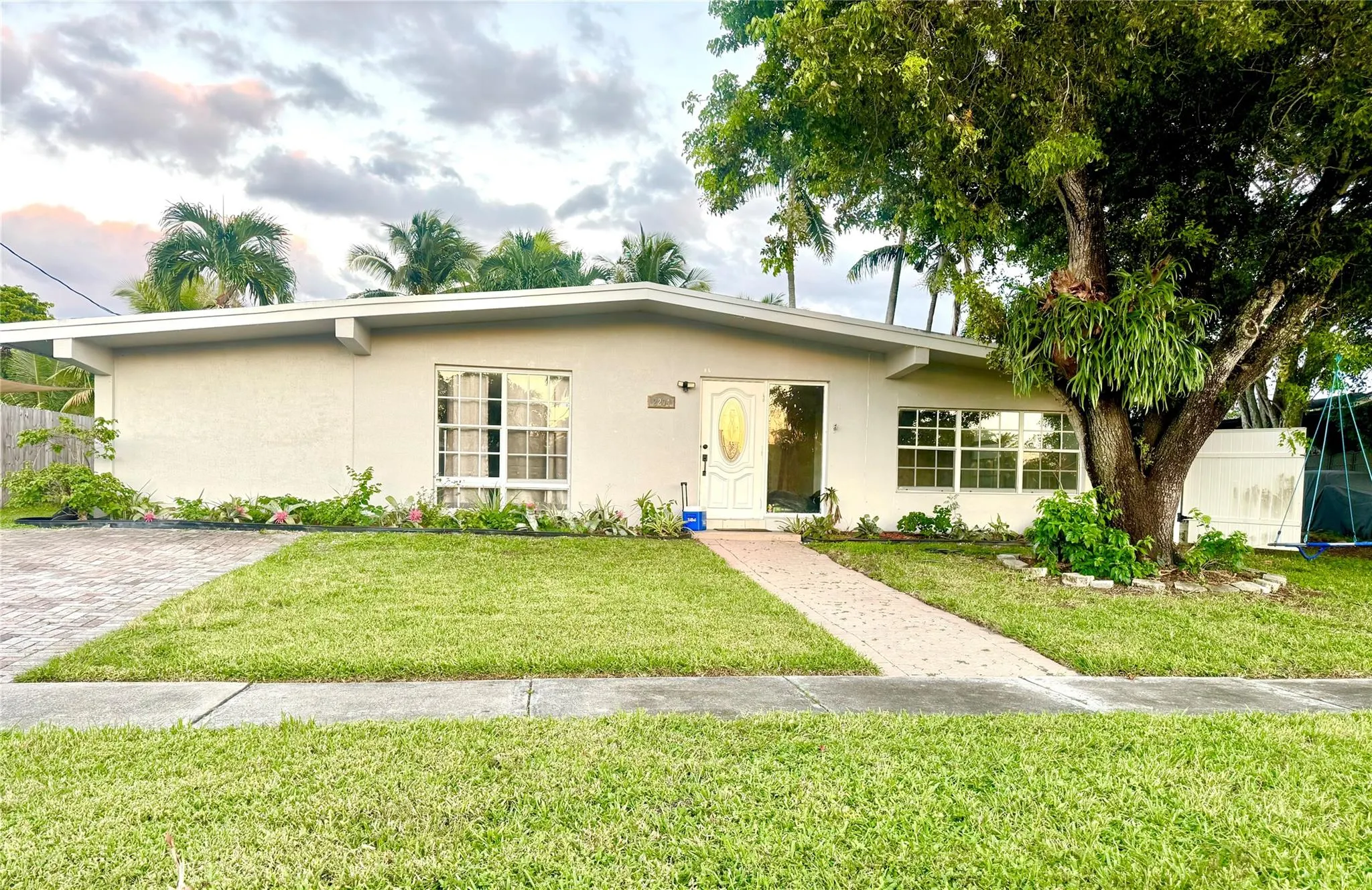 2204 W River Dr