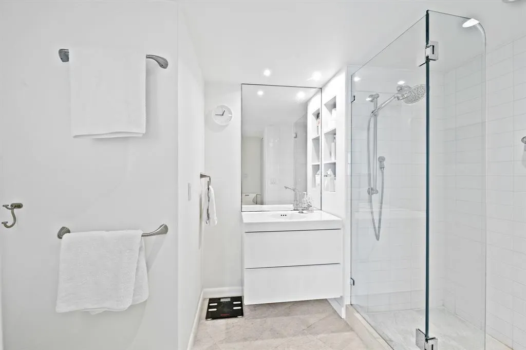 3000 Holiday Dr, #1103