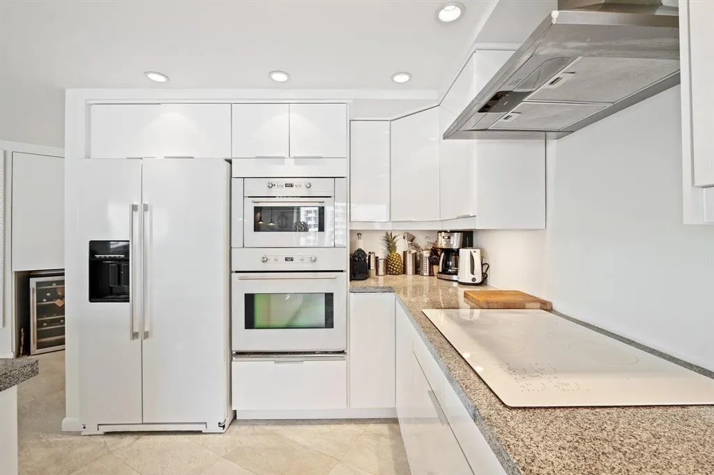 3000 Holiday Dr, #1103