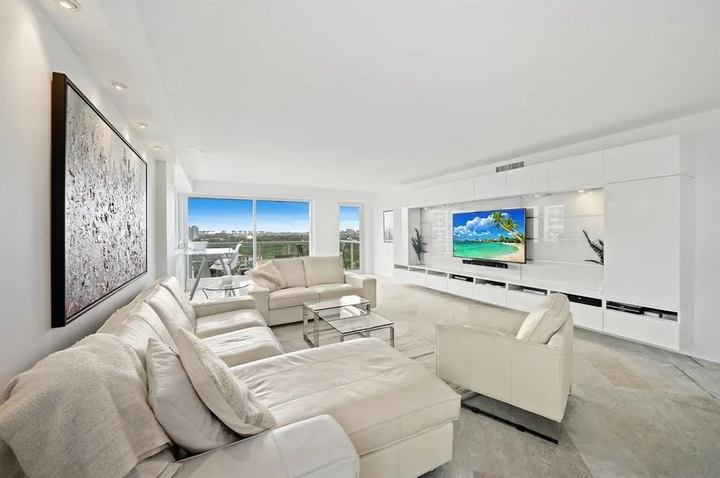3000 Holiday Dr, #1103