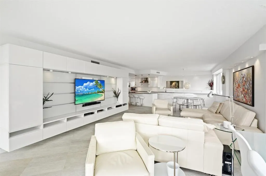 3000 Holiday Dr, #1103
