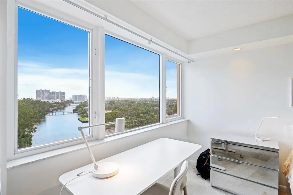 3000 Holiday Dr, #1103