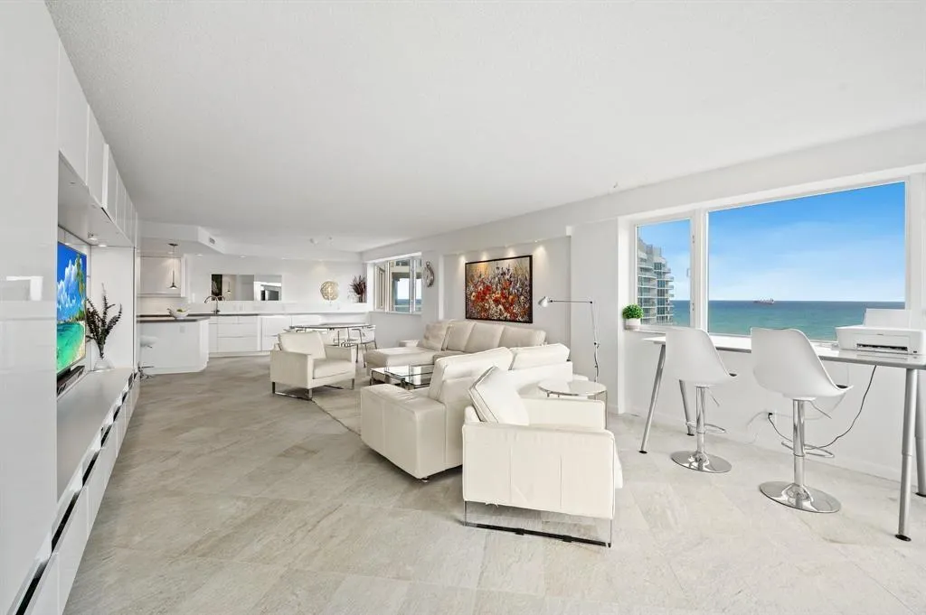 3000 Holiday Dr, #1103