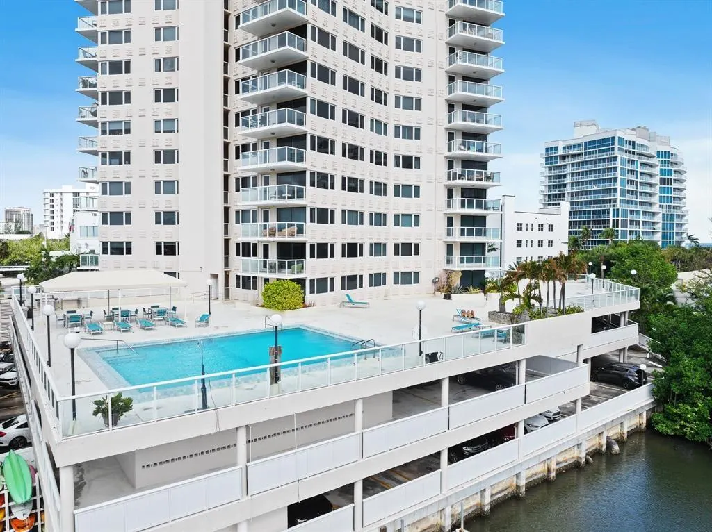 3000 Holiday Dr, #1103