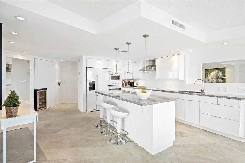 3000 Holiday Dr, #1103