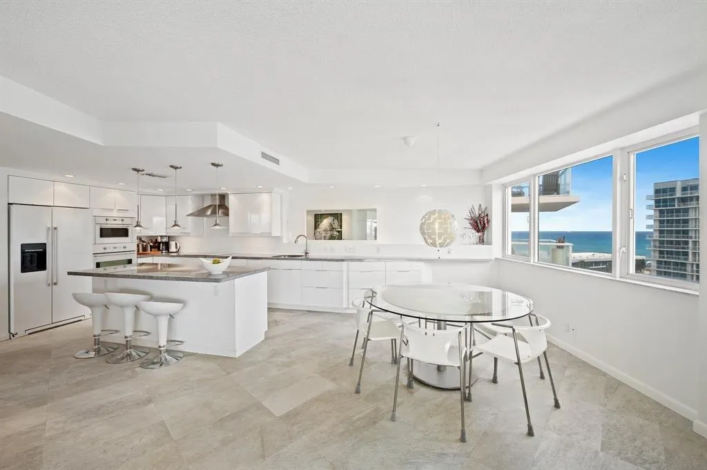 3000 Holiday Dr, #1103