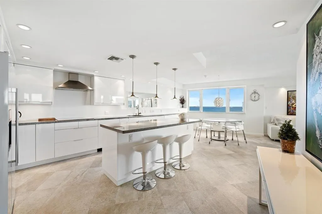 3000 Holiday Dr, #1103