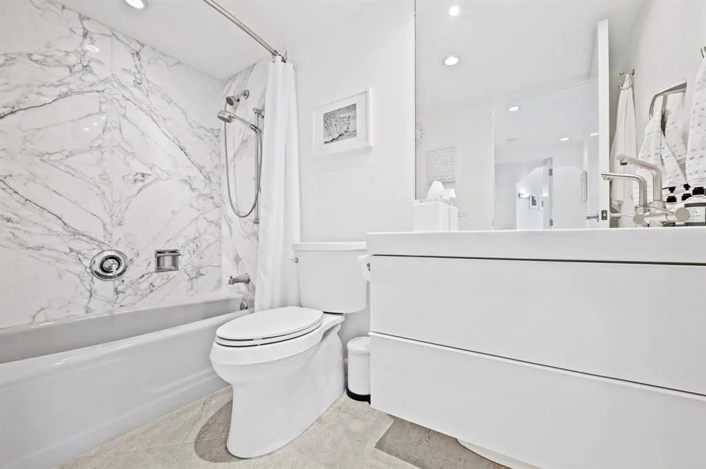 3000 Holiday Dr, #1103