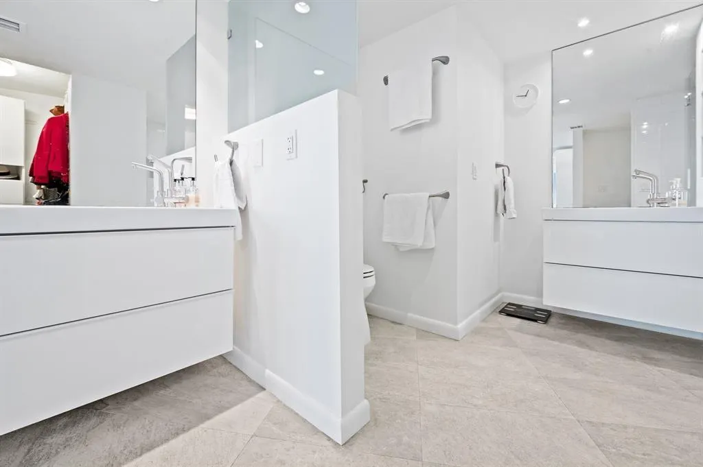 3000 Holiday Dr, #1103