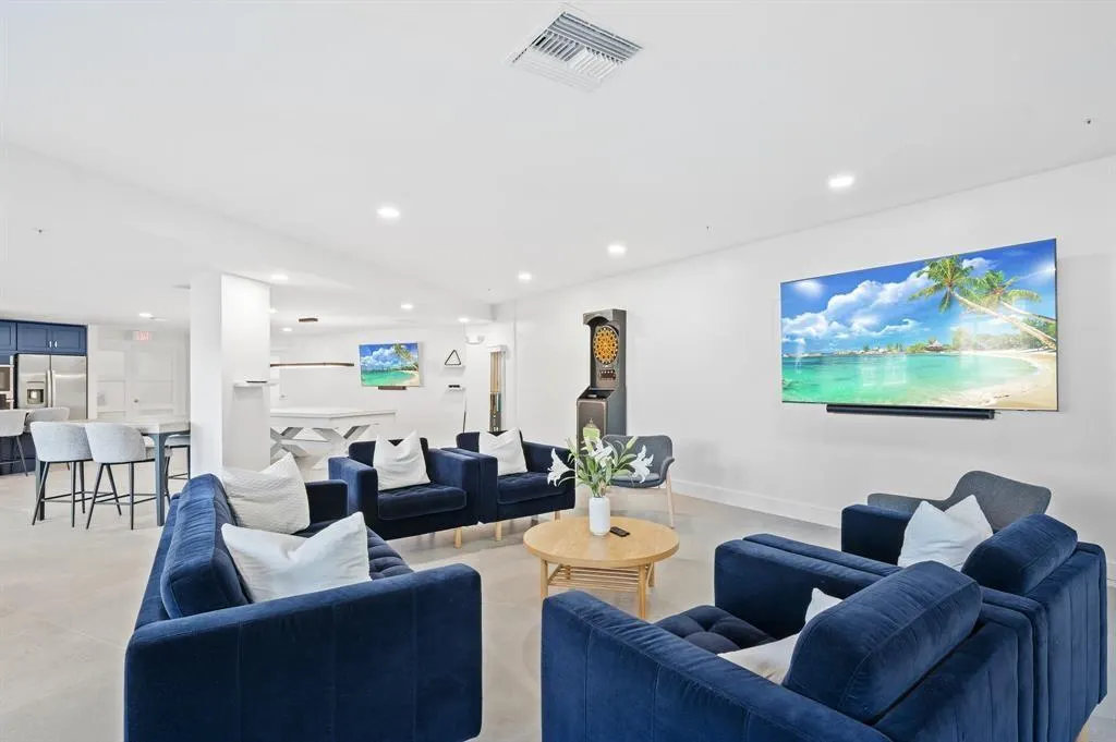 3000 Holiday Dr, #1103