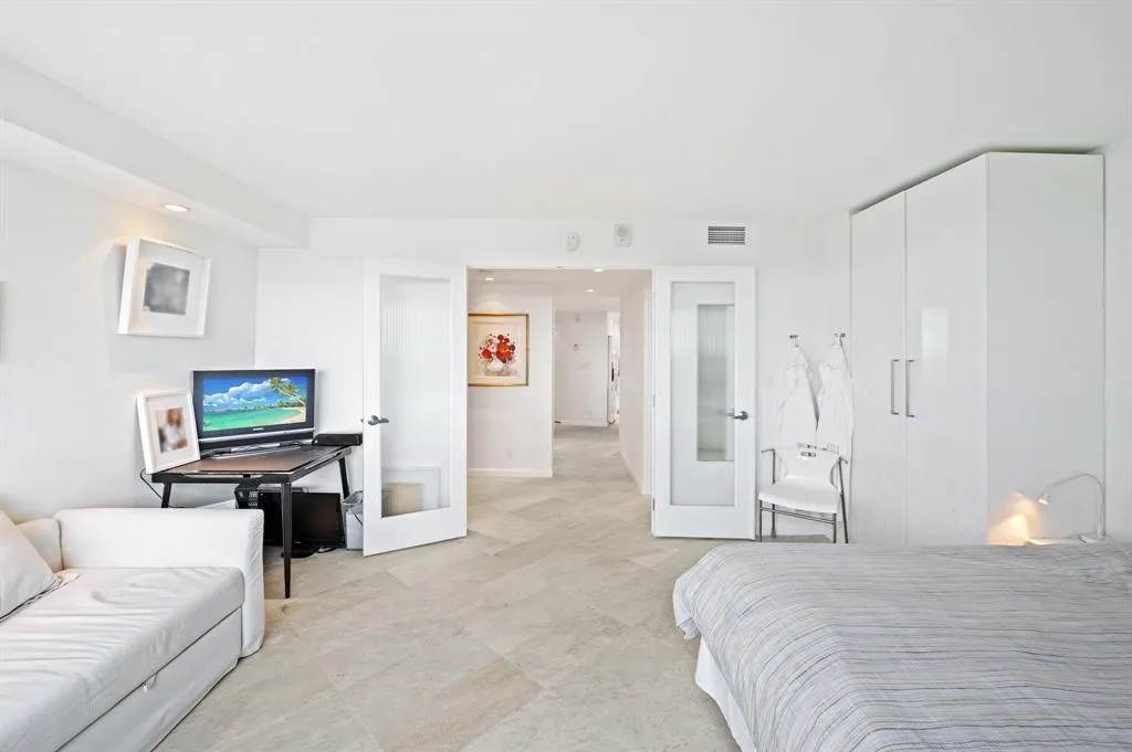 3000 Holiday Dr, #1103