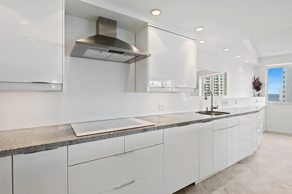 3000 Holiday Dr, #1103