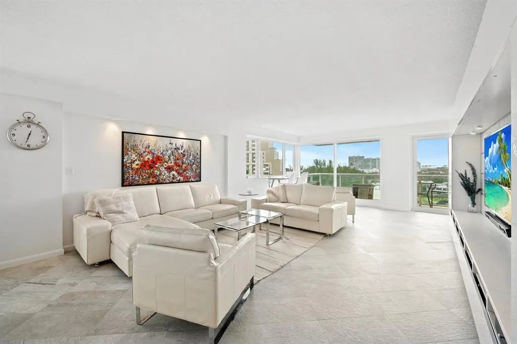 3000 Holiday Dr, #1103