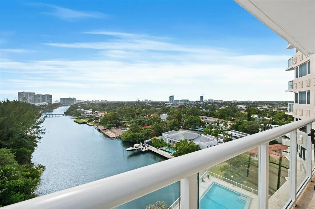 3000 Holiday Dr, #1103