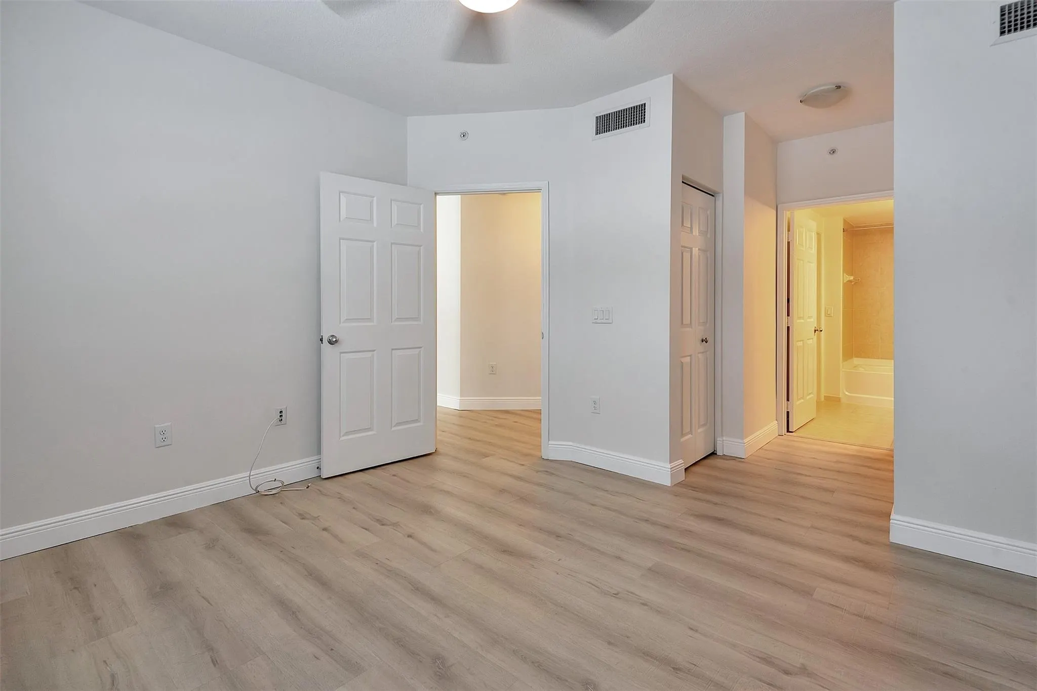 2421 NE 65th St, #402