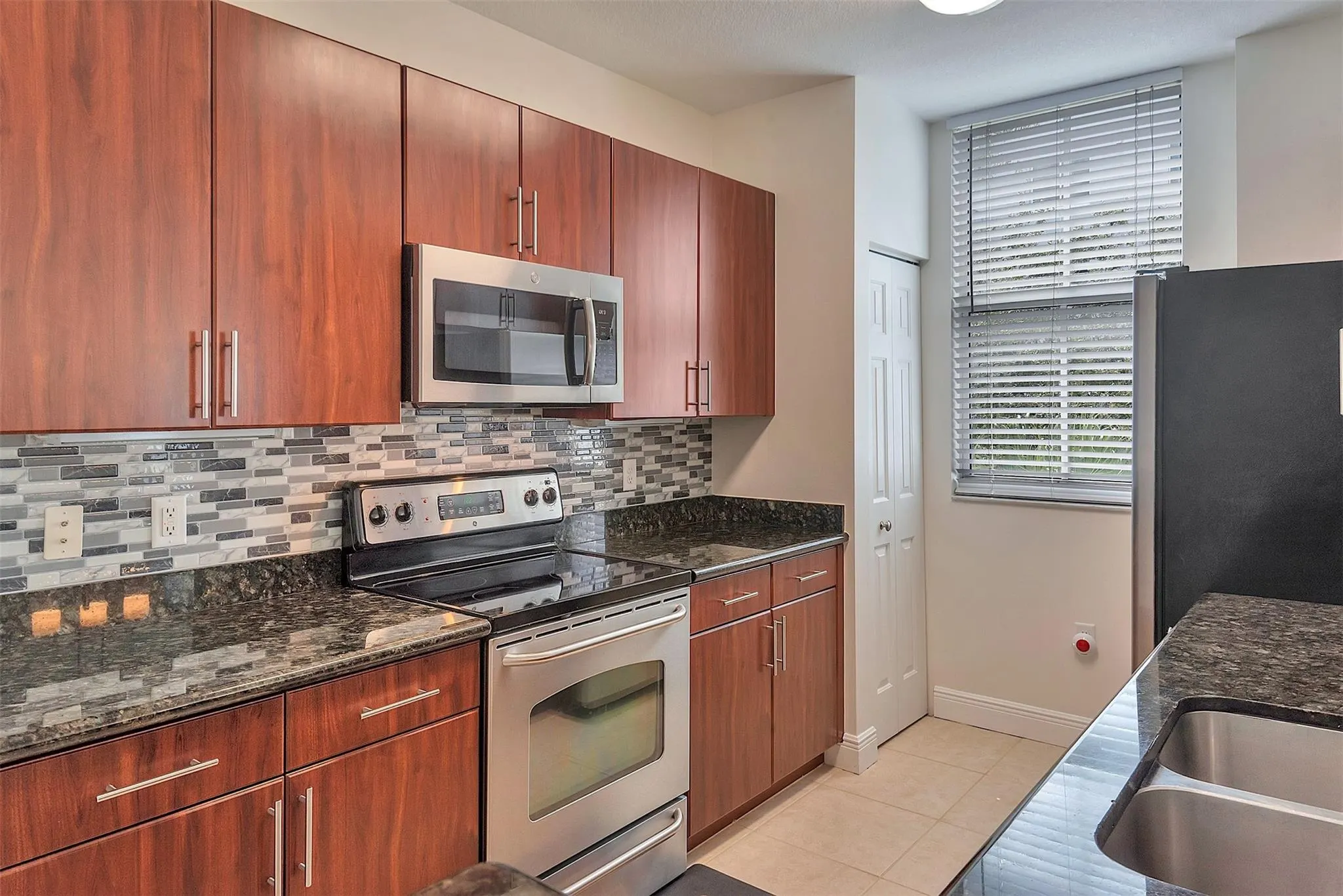 2421 NE 65th St, #402