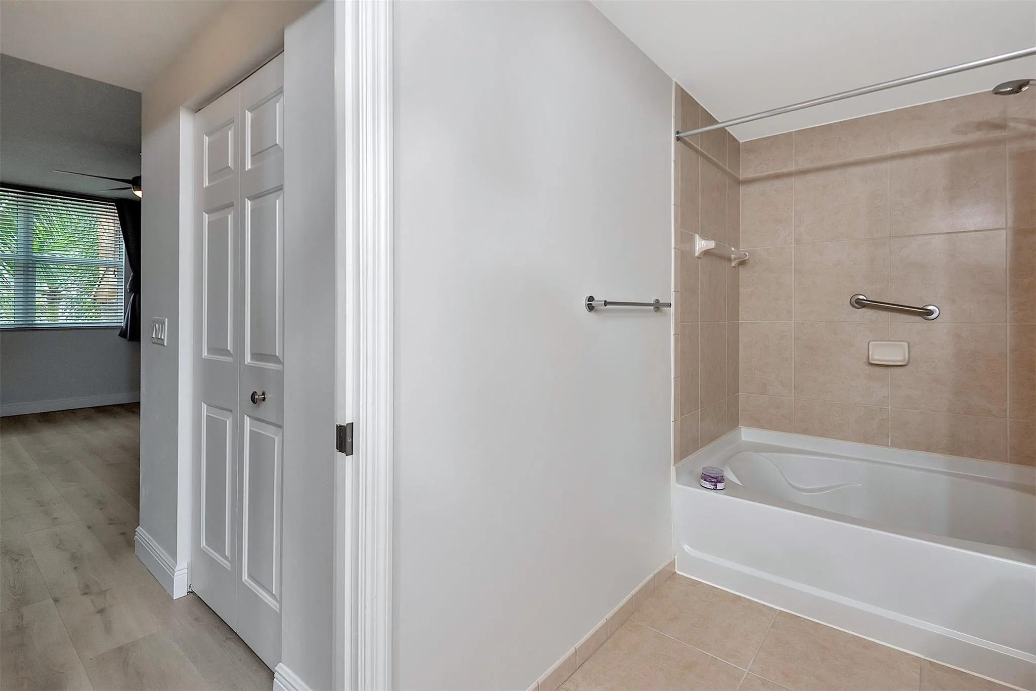 2421 NE 65th St, #402