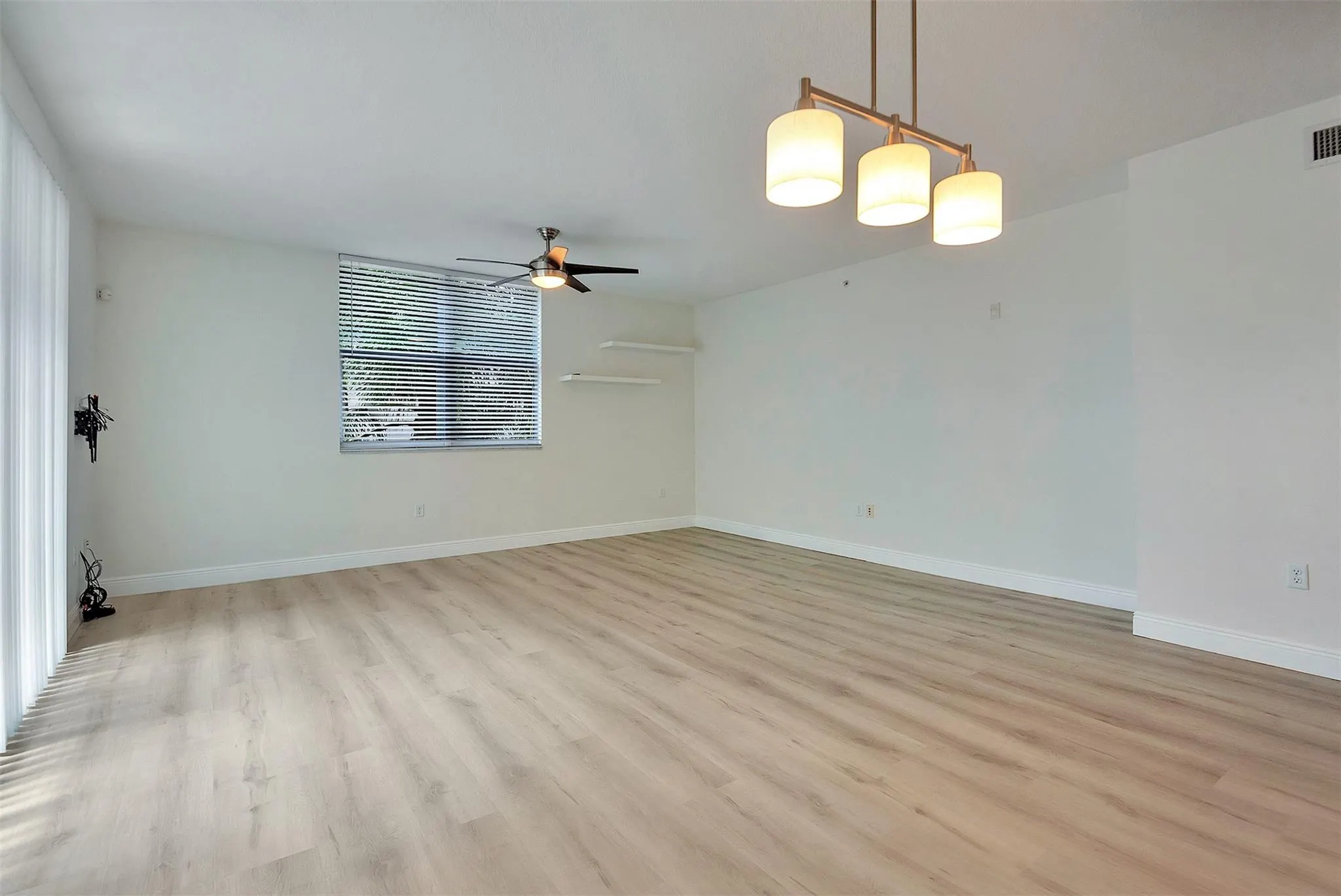 2421 NE 65th St, #402