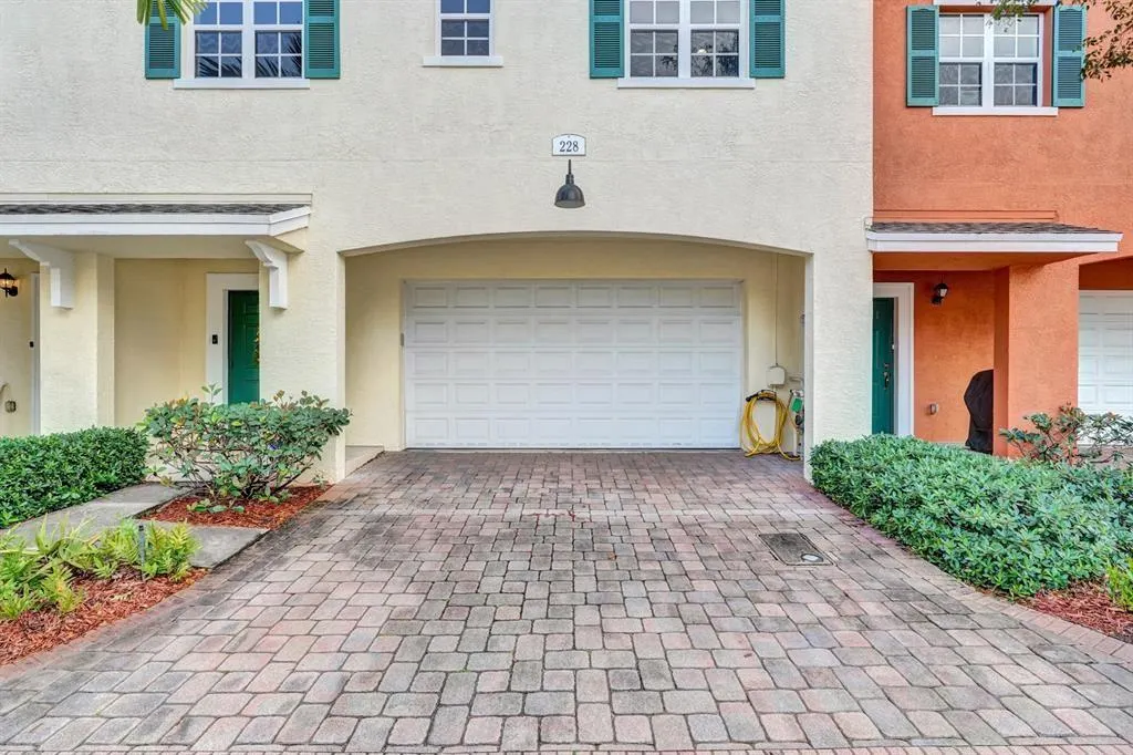 228 SW 6th Ct