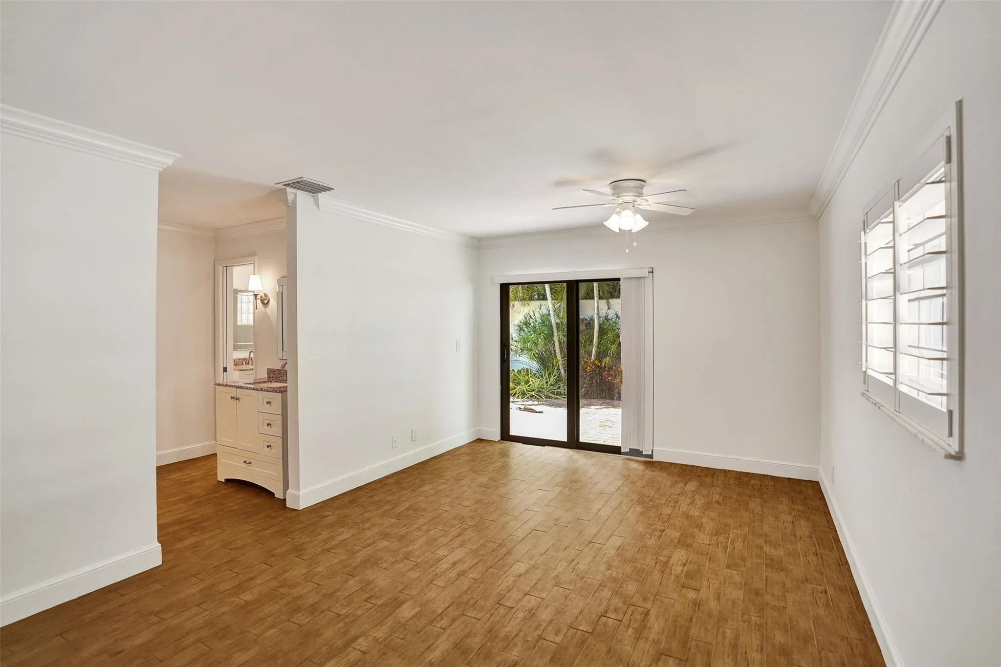 3578 Commodore Cir
