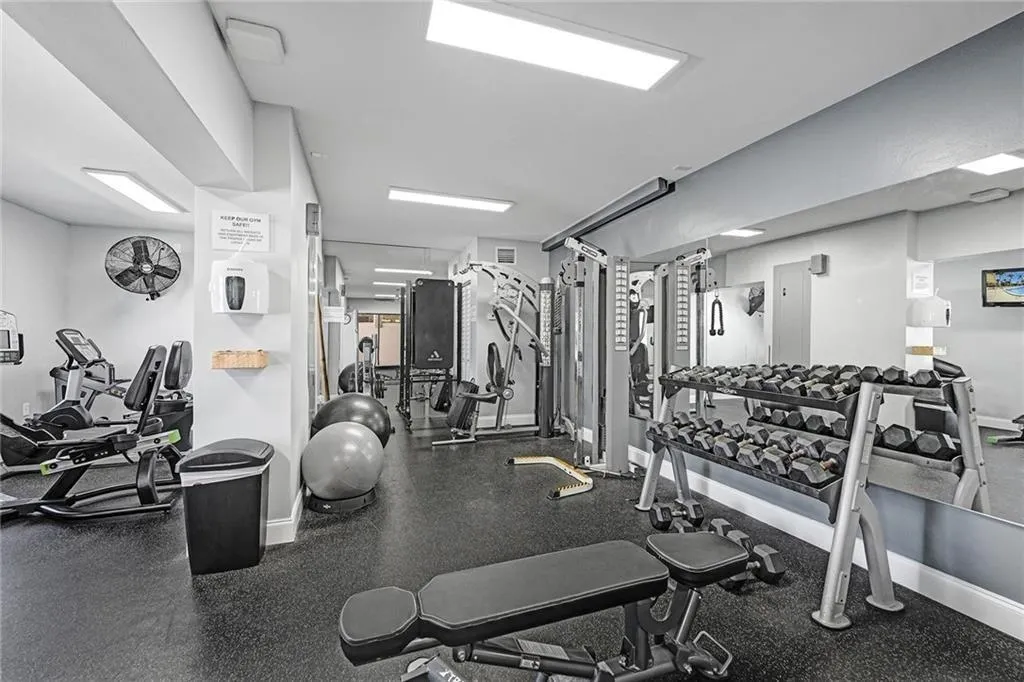 3578 Commodore Cir