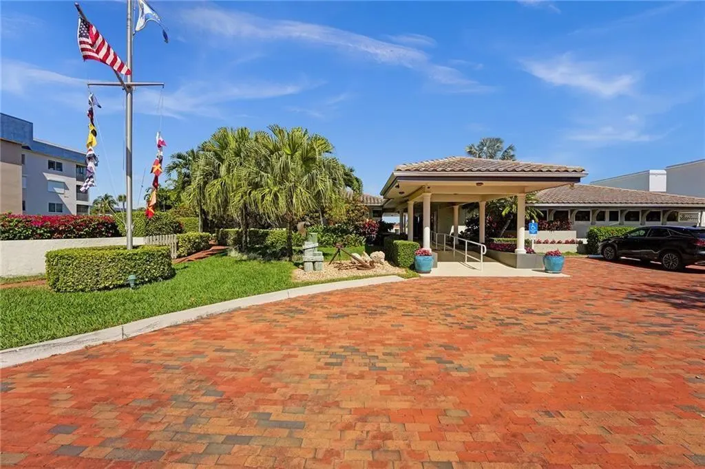 3578 Commodore Cir