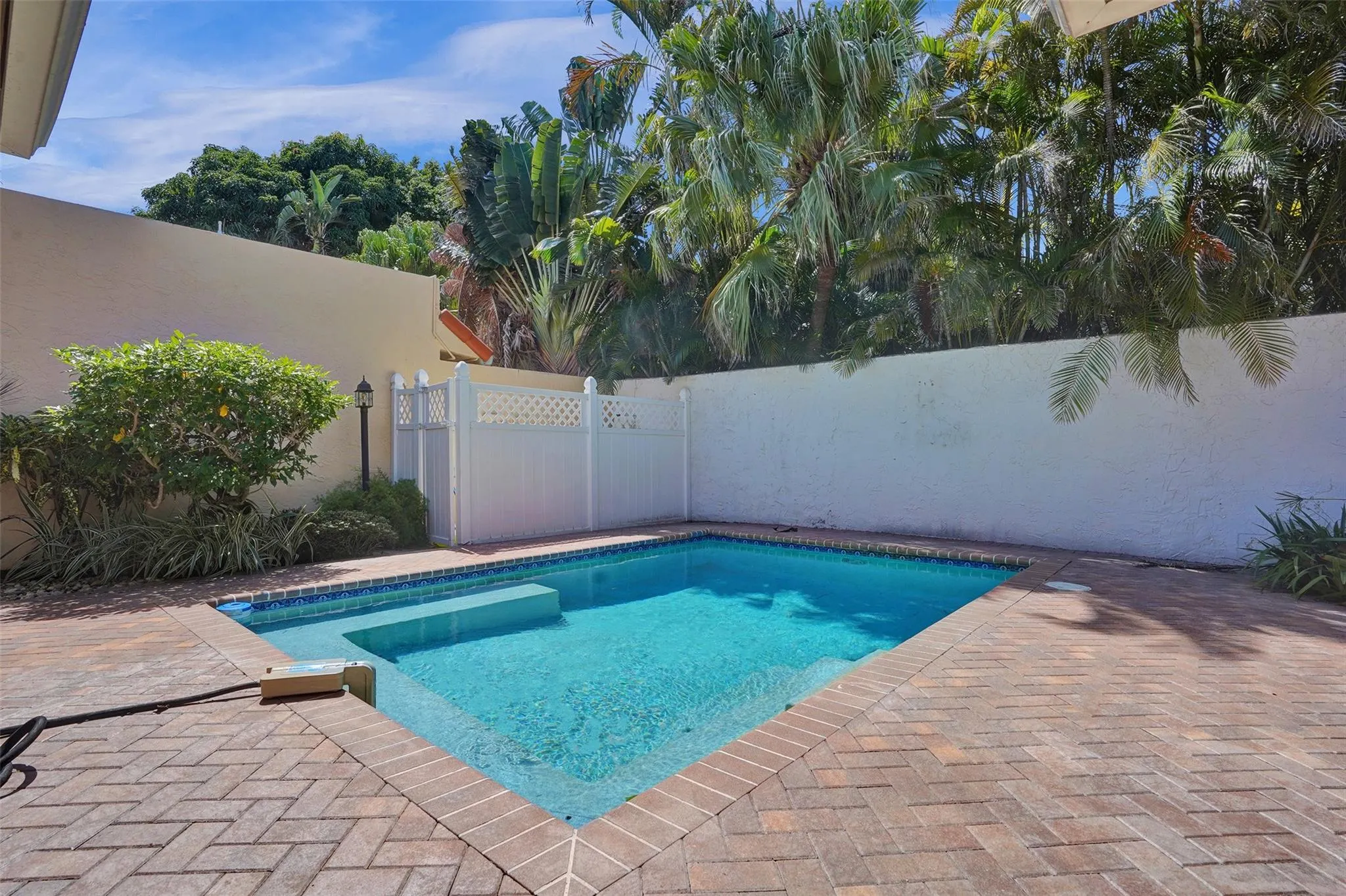 3578 Commodore Cir