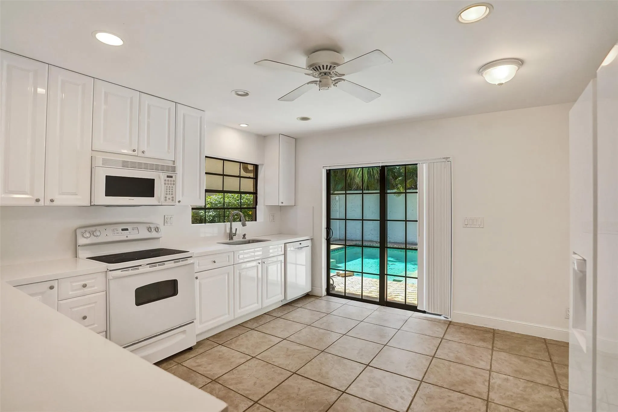 3578 Commodore Cir