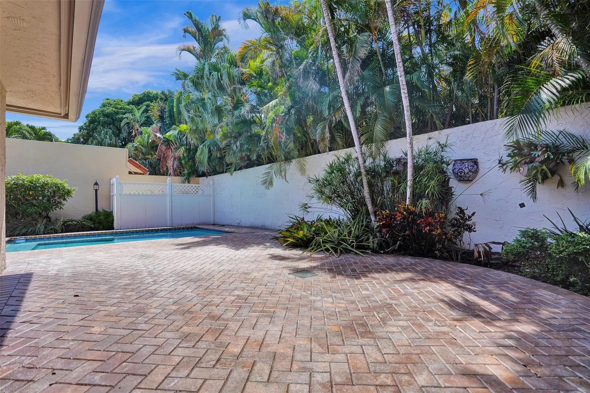 3578 Commodore Cir
