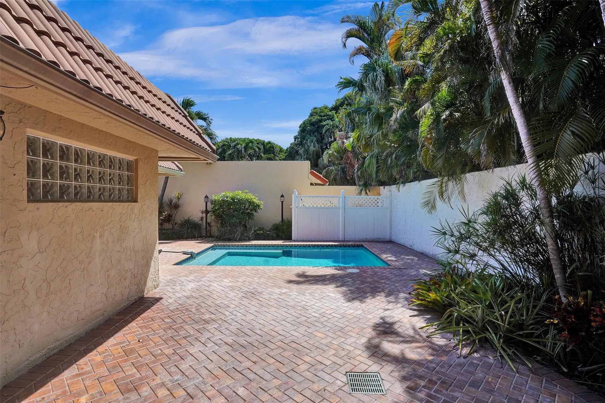 3578 Commodore Cir