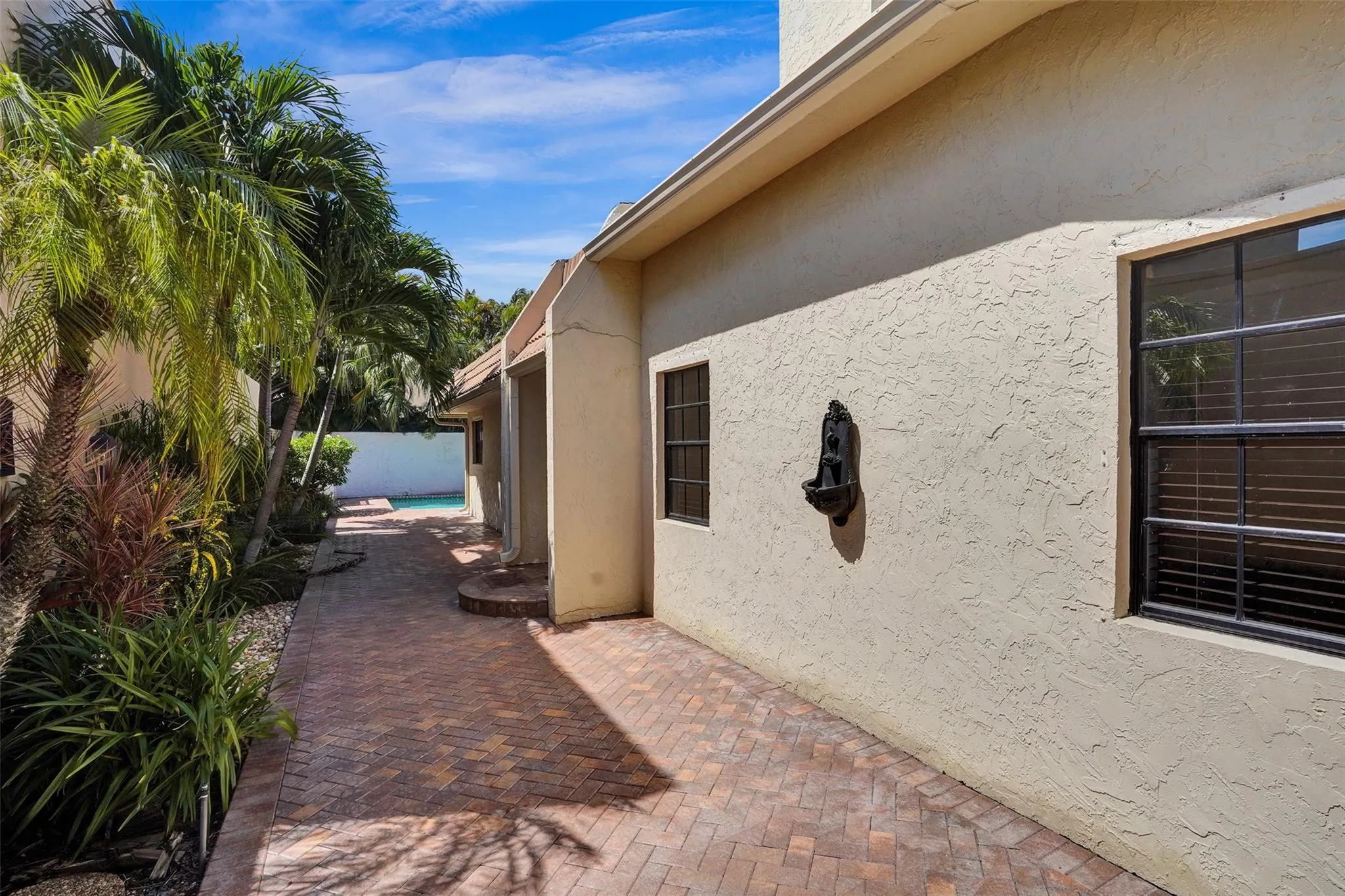 3578 Commodore Cir