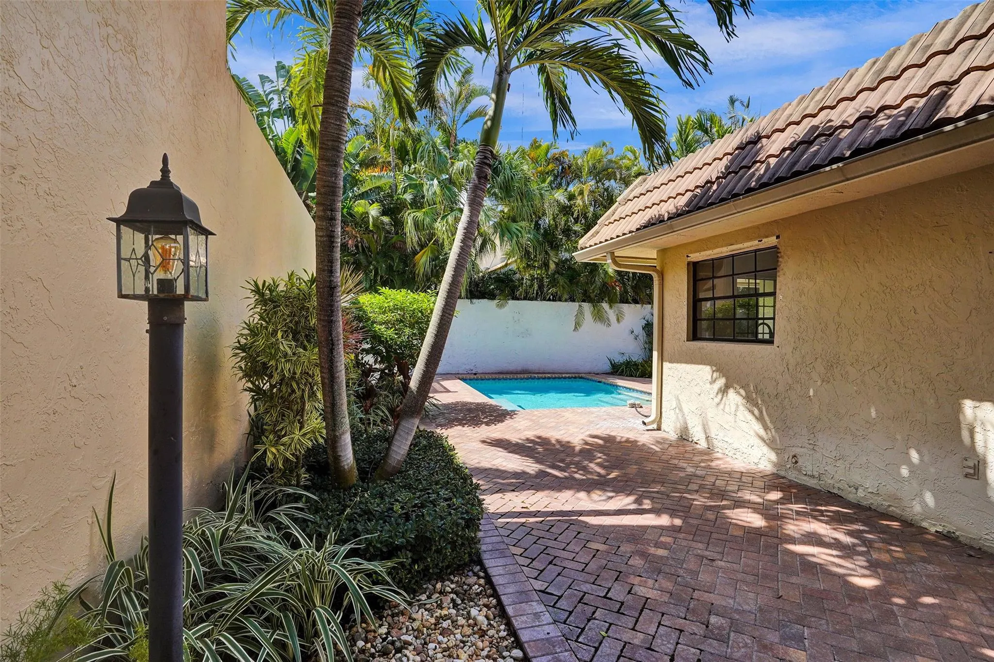 3578 Commodore Cir