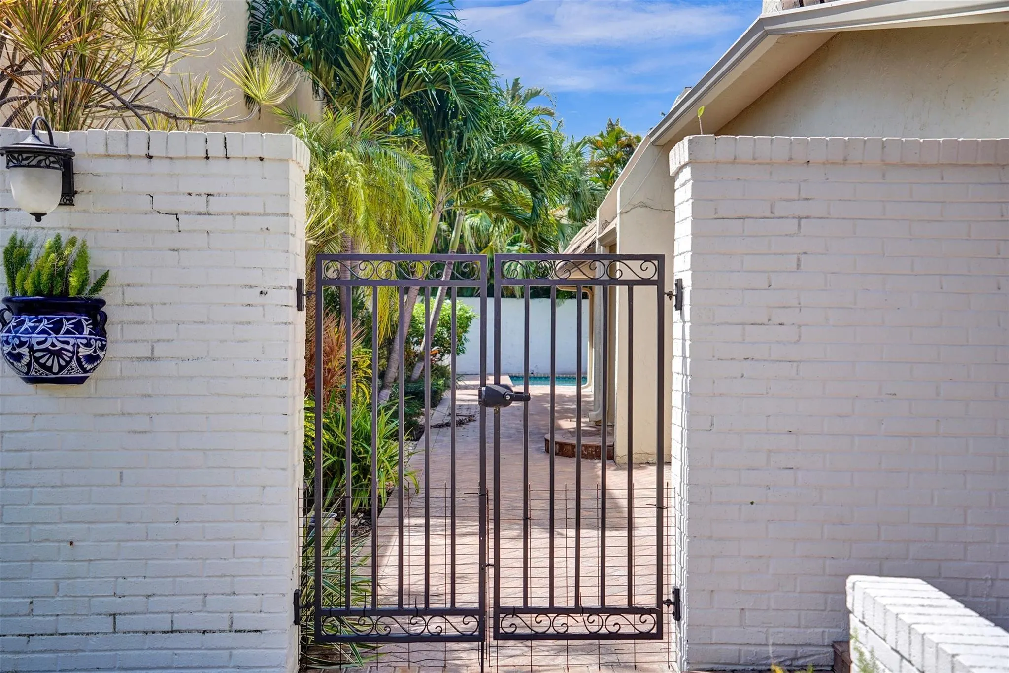 3578 Commodore Cir