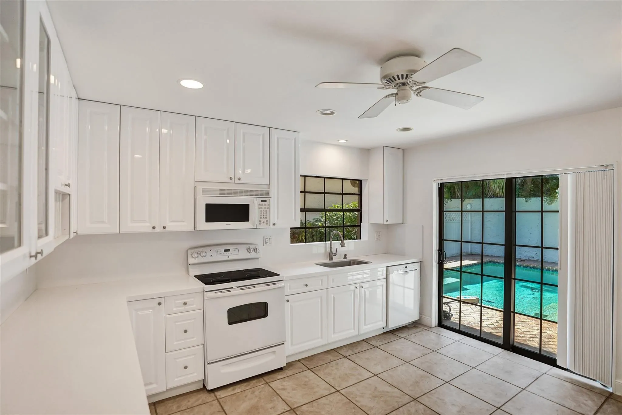 3578 Commodore Cir