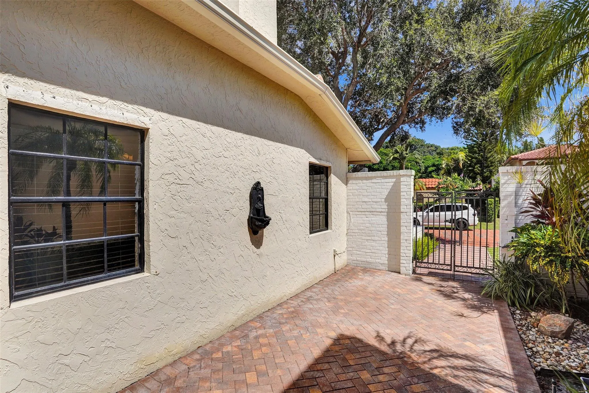 3578 Commodore Cir