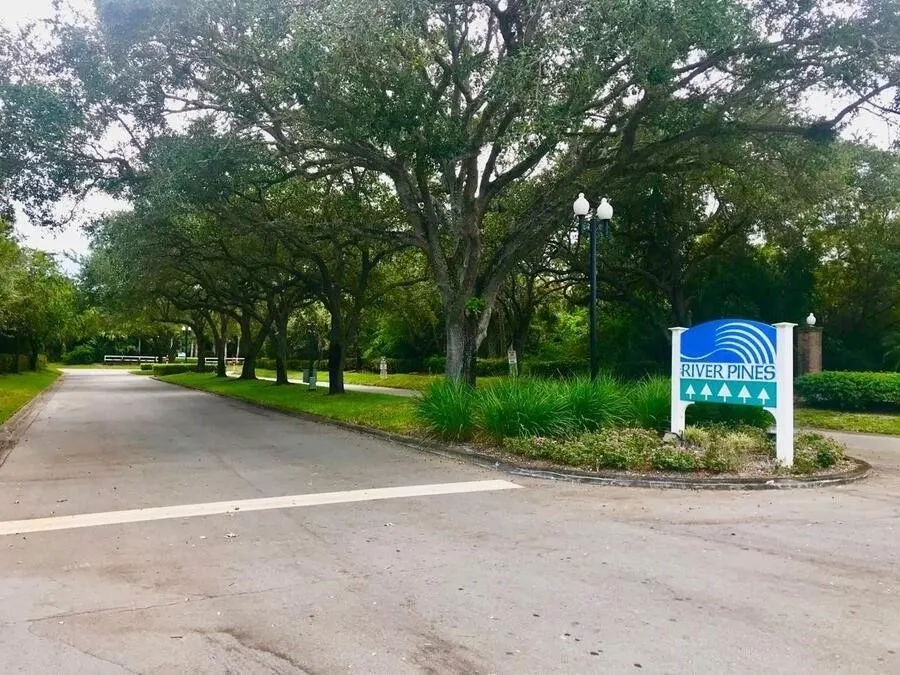 5748 SE Riverboat Dr