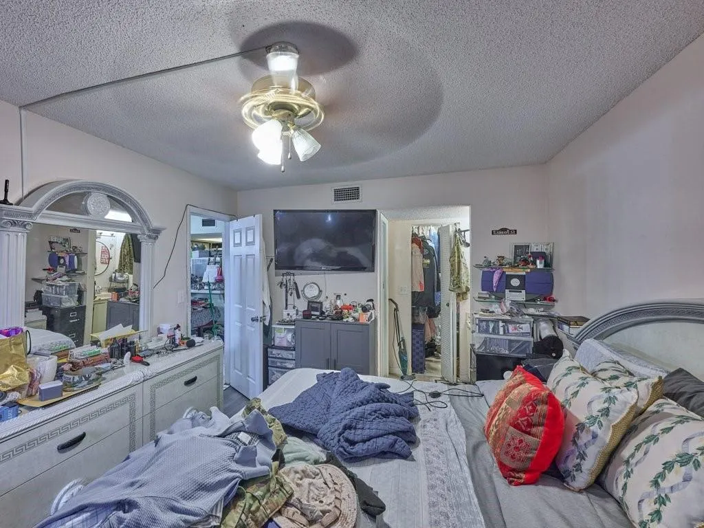 3253 Riverside Dr, #D-301