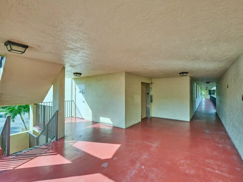 3253 Riverside Dr, #D-301