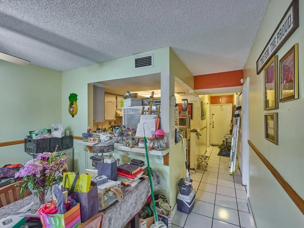 3253 Riverside Dr, #D-301