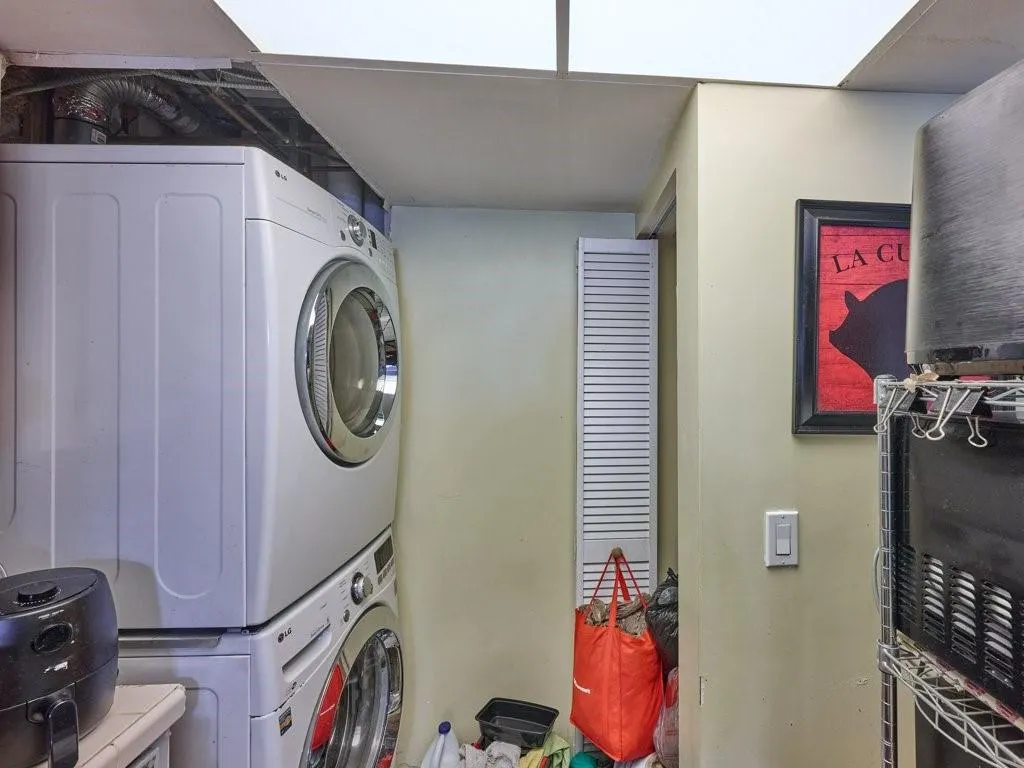 3253 Riverside Dr, #D-301