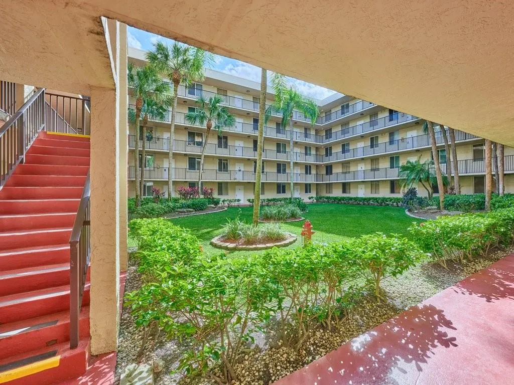 3253 Riverside Dr, #D-301