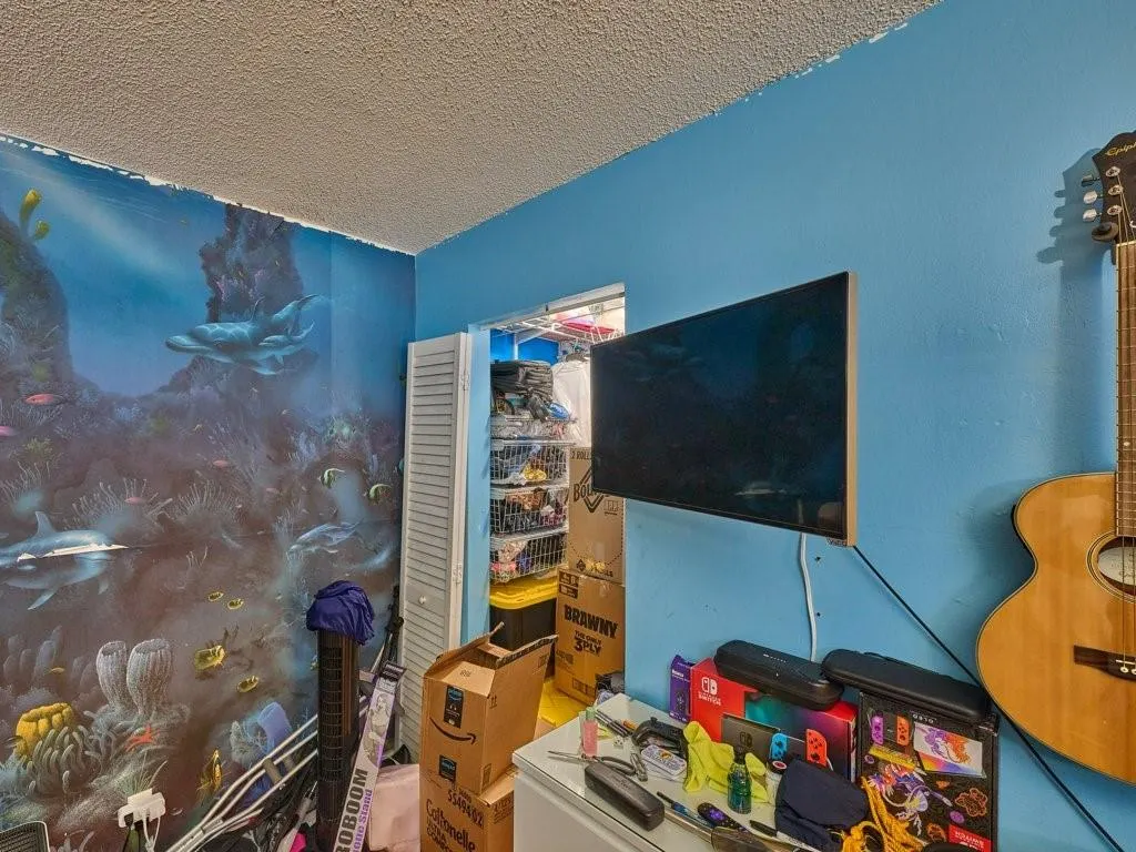 3253 Riverside Dr, #D-301