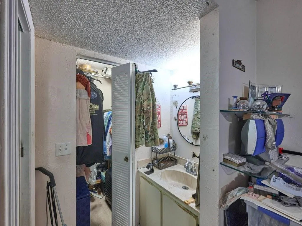 3253 Riverside Dr, #D-301