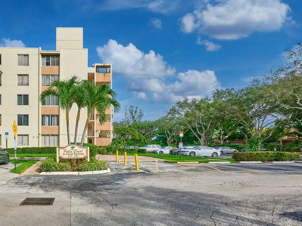 3253 Riverside Dr, #D-301