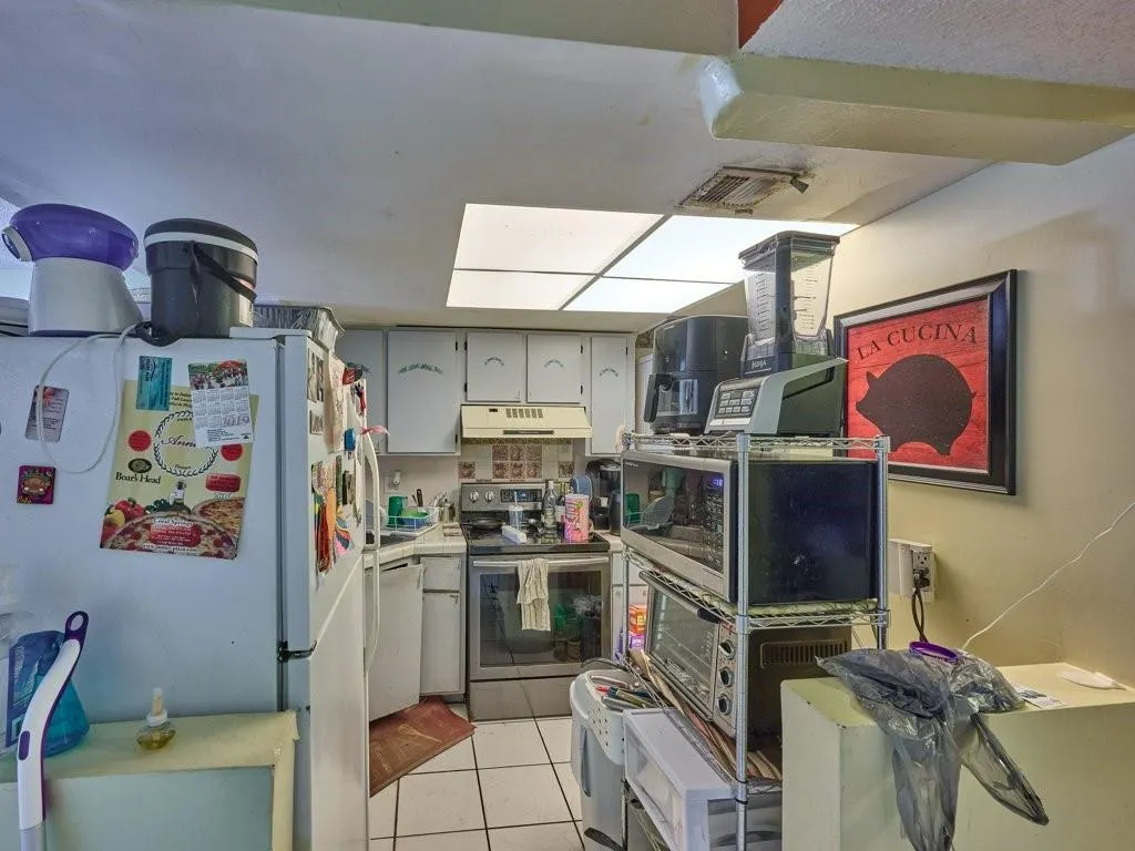 3253 Riverside Dr, #D-301