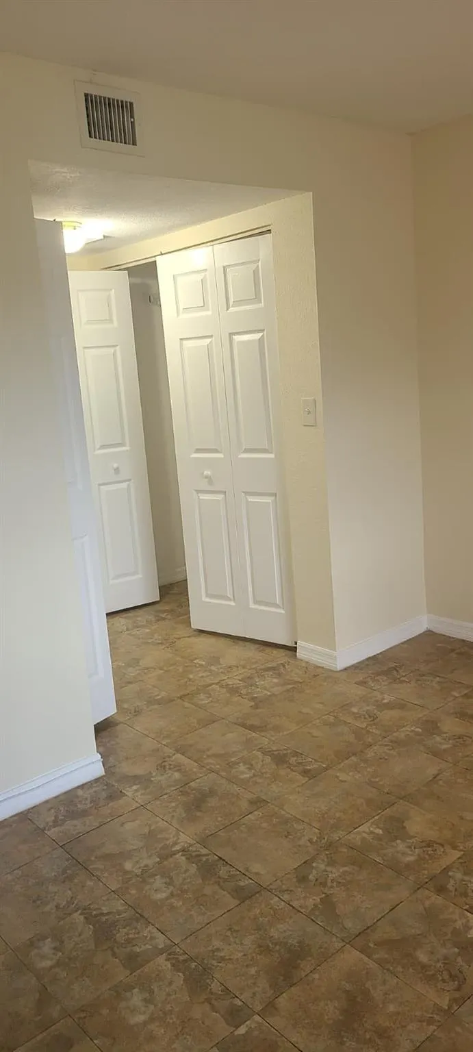 2985 RIVERSIDE DR, #206