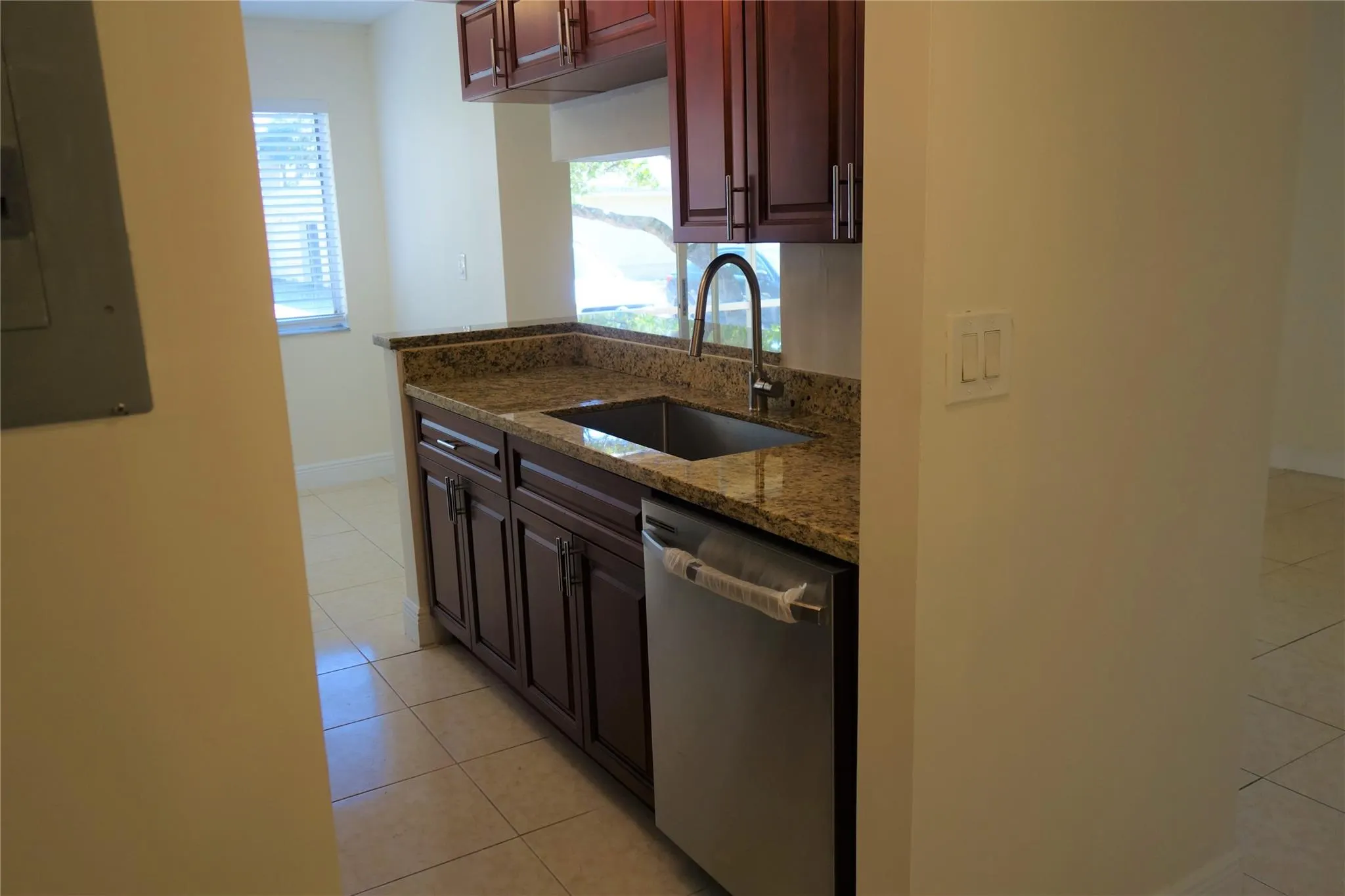 5686 NW Rock Island Rd, #102