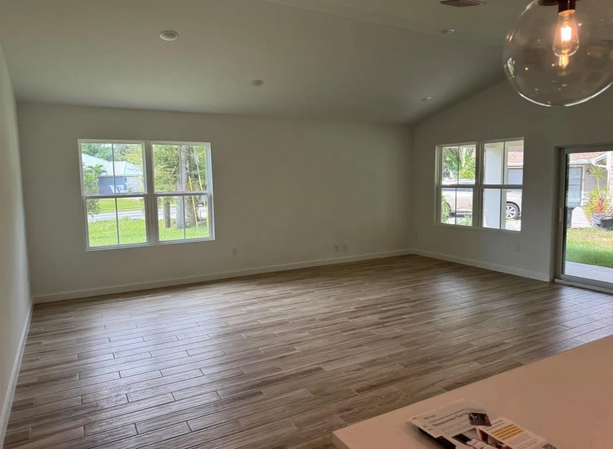 1689 SW Abingdon Ave